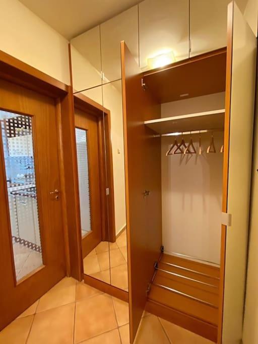 Lovely & Quiet 1-Bedroom Condo With Free Parking Bucareste Exterior foto