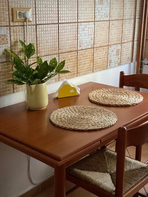 Lovely & Quiet 1-Bedroom Condo With Free Parking Bucareste Exterior foto
