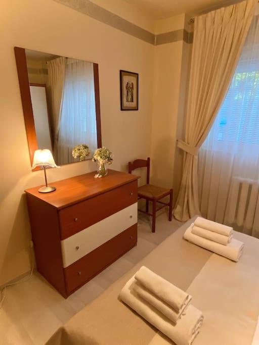 Lovely & Quiet 1-Bedroom Condo With Free Parking Bucareste Exterior foto